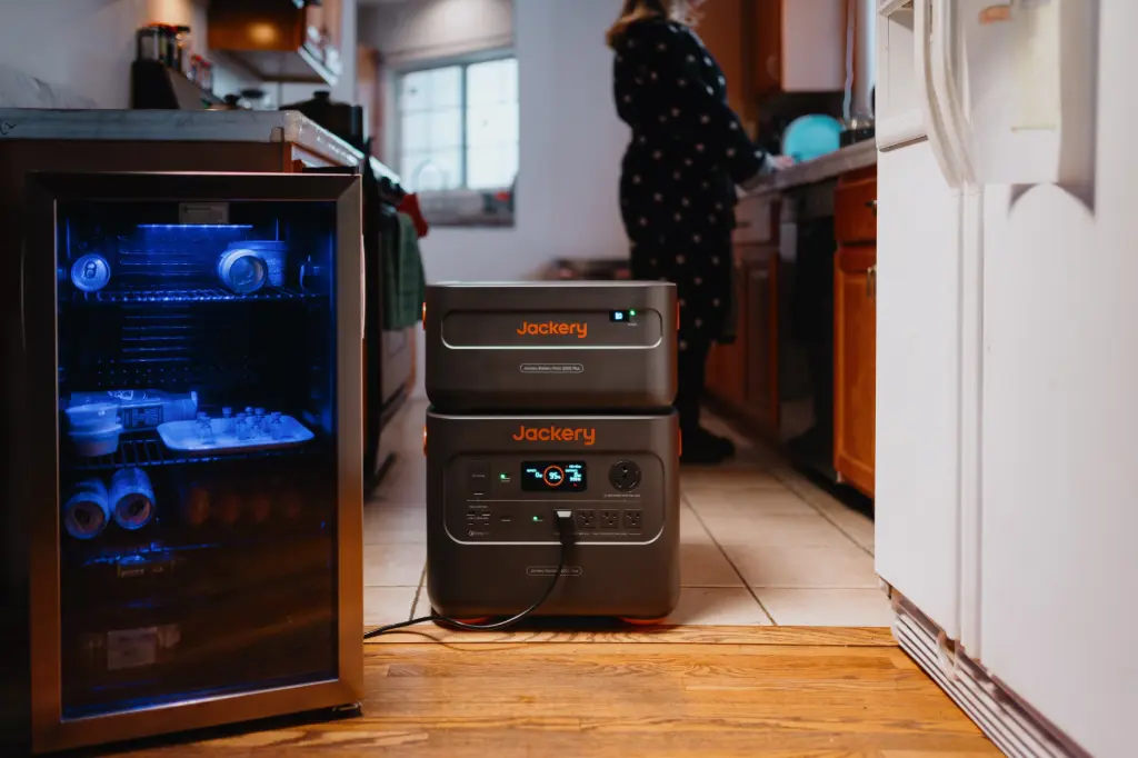 Explorer 2000 Plus (6kWh) + SolarSaga 500 X